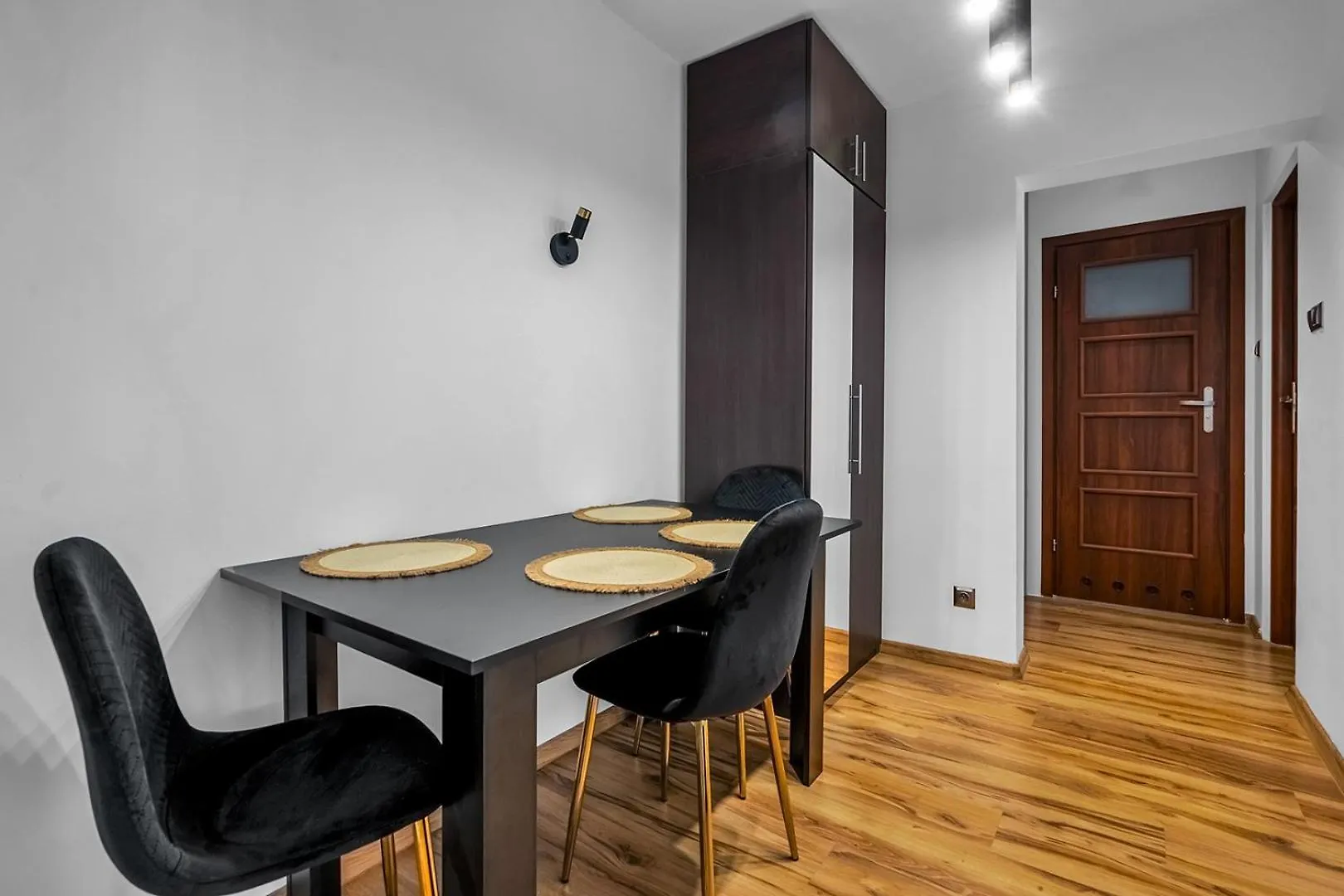 Metro Rondo Onz 2-Bedroom Apartment Warsaw